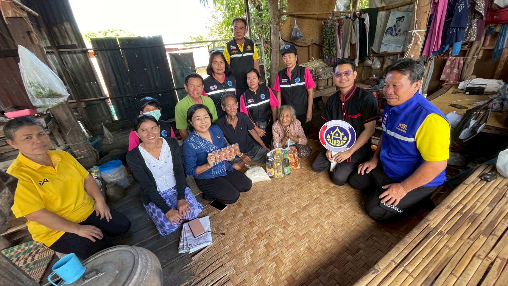 พช. อำเภอพรรณานิคม จังหวัดสกลนคร : ขับเคลื่อนงานขจัดความยากจนและพัฒนาคนทุกช่วงวัยฯ ลงพื้นที่ติดตาม สนับสนุนครัวเรือนเป้าหมาย "ไหใหญ่ล้น ไหเล็กไม่เต็ม พี่ช่วยน้อง เพื่อนช่วยเพื่อน คนสกลนครไม่ทิ้งกัน" 