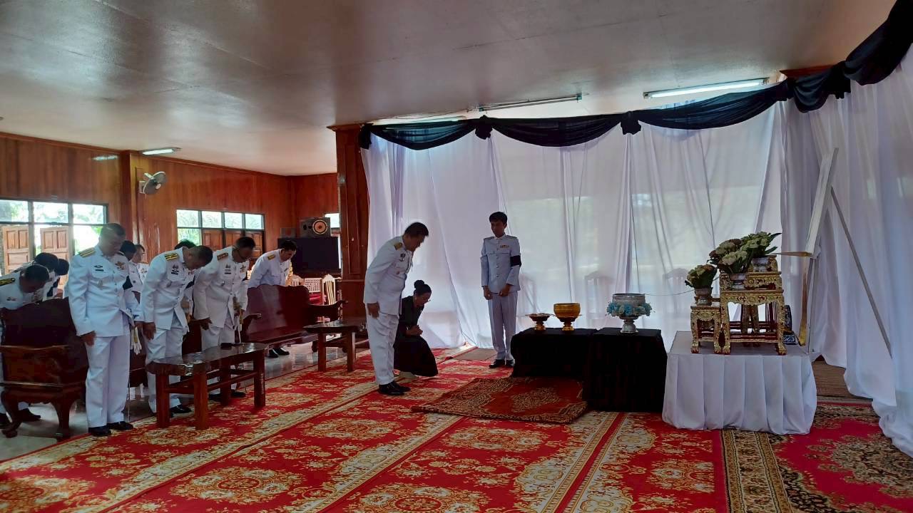 พช.อำเภอพรรณานิคม จังหวัดสกลนคร ร่วมพิธีถวายสักการะพระบรมศพ สมเด็จพระนางเจ้าสิริกิติ์ พระบรมราชินีนาถ พระบรมราชชนนีพันปีหลวง