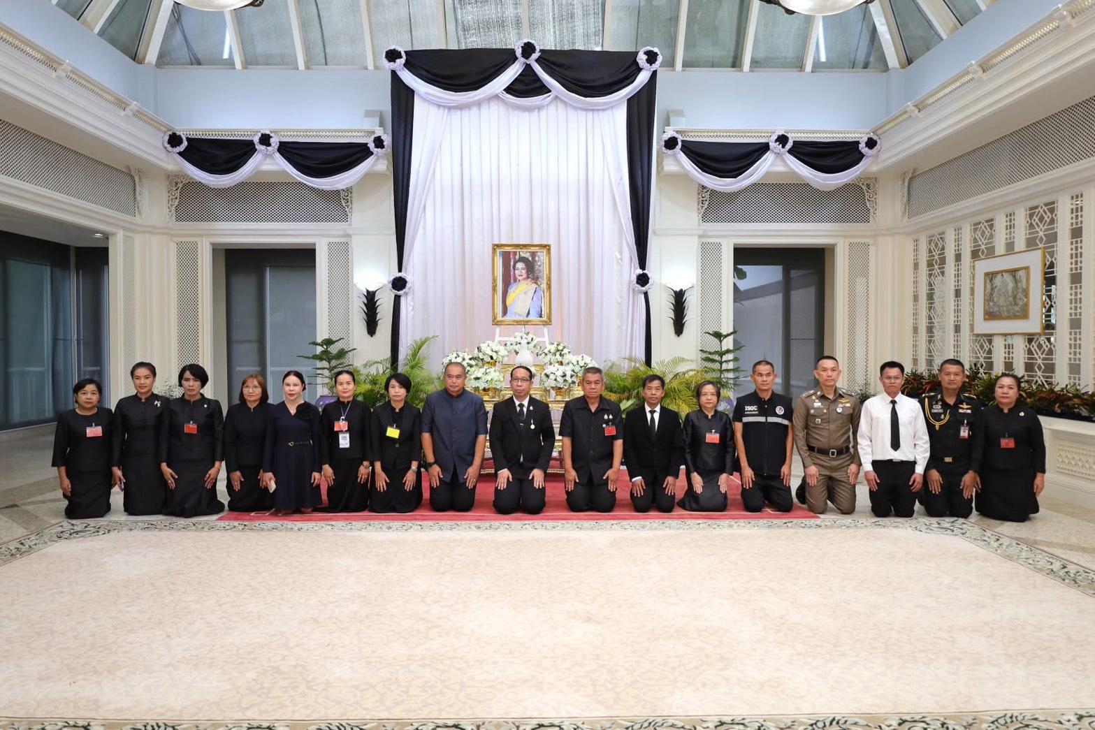 อำเภอพรรณานิคม ร่วมถวายราชสักการะ และลงนามแสดงความอาลัย เบื้องหน้าพระฉายาลักษณ์ สมเด็จพระนางเจ้าสิริกิติ์ พระบรมราชินีนาถพระบรมราชชนนีพันปีหลวง