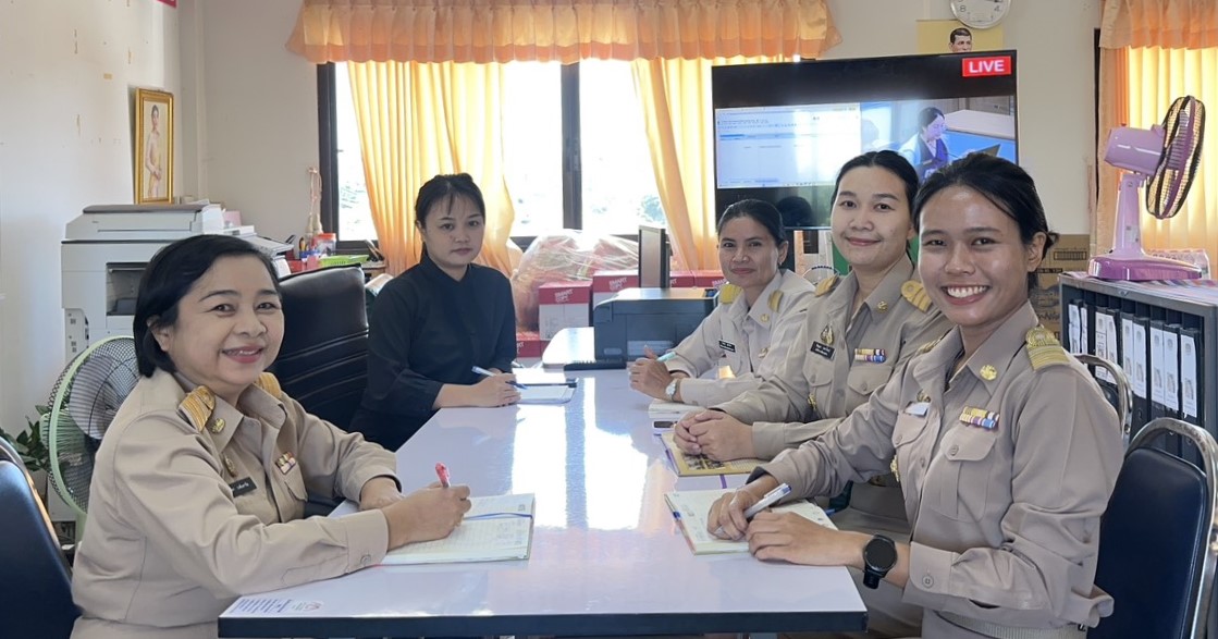 พช. อำเภอพรรณานิคม จ.สกลนคร ร่วมรับฟังชี้แจงแนวทาง การตรวจสอบความพร้อมในการนำเข้าข้อมูลโครงสร้างหน่วยงาน ข้อมูลผู้ใช้งาน และเล่มทะเบียน สารบรรณอิเล็กทรอนิกส์ ในระบบ e-Office ของ GDCC