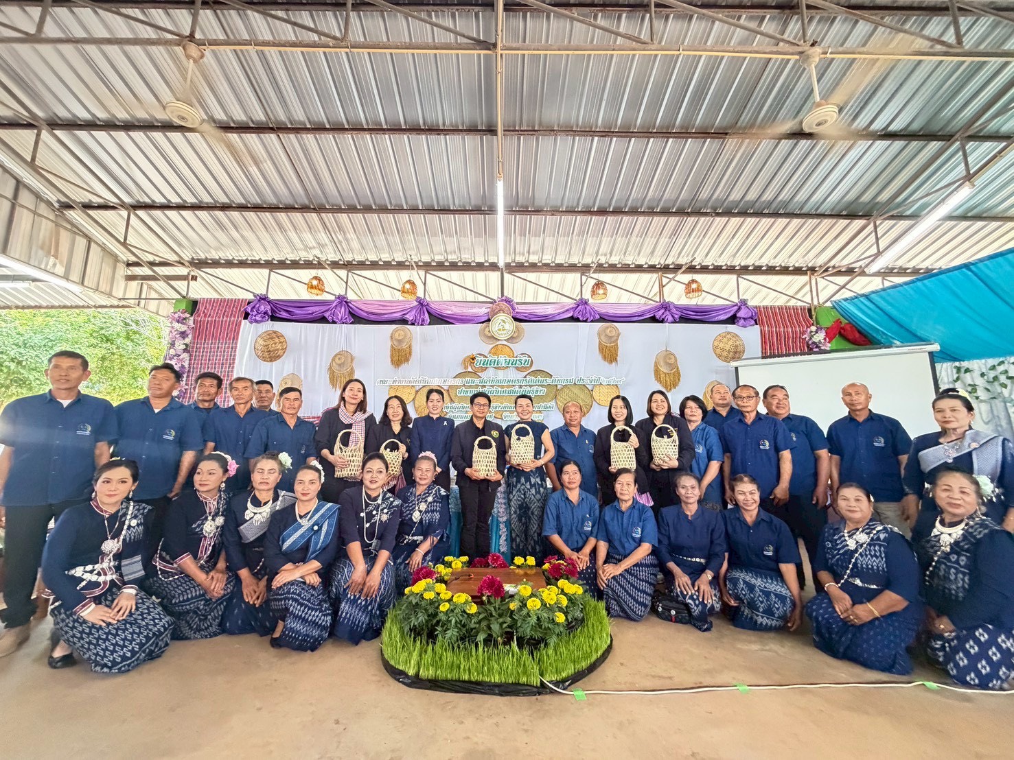 พช. พรรณานิคม จ.สกลนคร สนับสนุนกลุ่มผลิตเมล็ดพันธุ์ข้าวบ้านหนองโดกสามัคคี ตำบลช้างมิ่ง ในการคัดเลือกสถาบันเกษตรกรดีเด่น ประจำปี 2569
