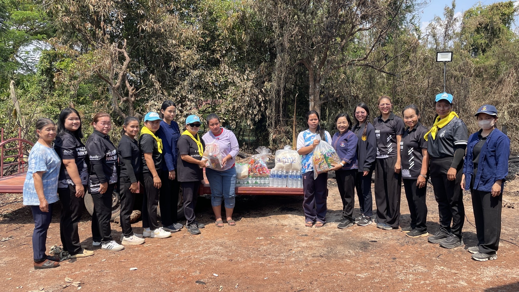 พช. อำเภอพรรณานิคม ร่วมกับสตรีตำบลช่างมิ่ง มอบสิ่งของช่วยเหลือผู้ประสบอัคคีภัย
