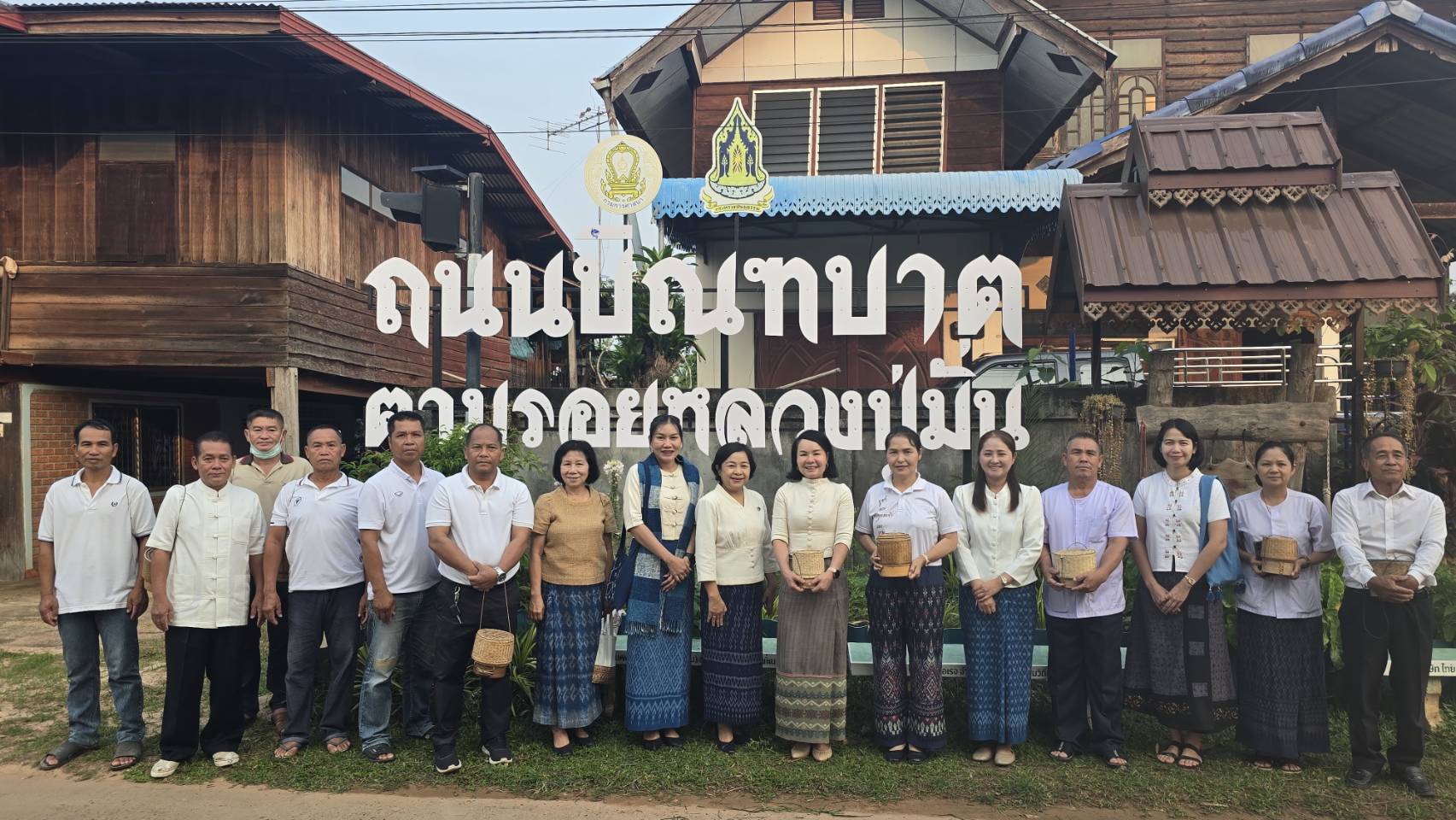 พช.พรรณานิคม : ร่วมพิธีตักบาตร "ตามรอยหลวงปู่มั่น ภูริทัตโต"