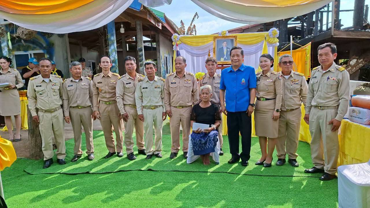 พช.พรรณานิคม : ร่วมเป็นเกียรติในพิธีมอบสิ่งของพระราชทานช่วยเหลือผู้ประสบอัคคีภัย