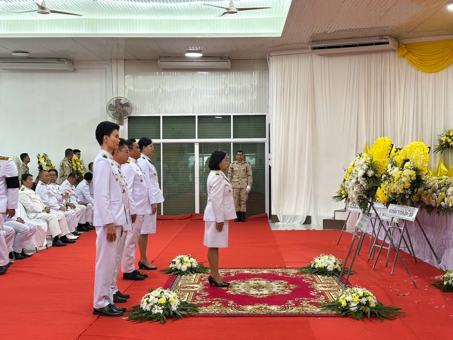 พช.พรรณานิคม ร่วมพิธีทำบุญตักบาตรถวายพระราชกุศล พิธีวางพวงมาลาและถวายราชสดุดี เนื่องในวันนวมินทรมหาราช 13 ตุลาคม 2569