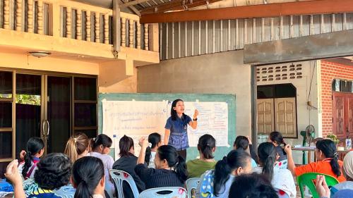 พช. พรรณานิคม จ.สกลนคร ดำเนินโครงการส่งเสริมประชาชนเป้าหมายเข้าถึงแหล่งทุน พัฒนาอาชีพสมาชิกกลุ่มออมทรัพย์เพื่อการผลิตบ้านช้างมิ่งพัฒนา 